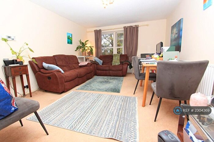 2 Bedroom Maisonette To Rent In Oakleigh Park North, London, N20