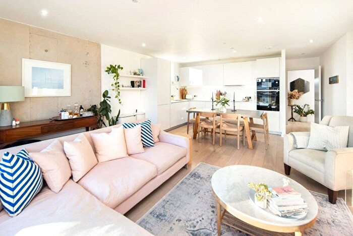3 Bedroom Flat To Rent In Daley Street, Homerton, London, E9