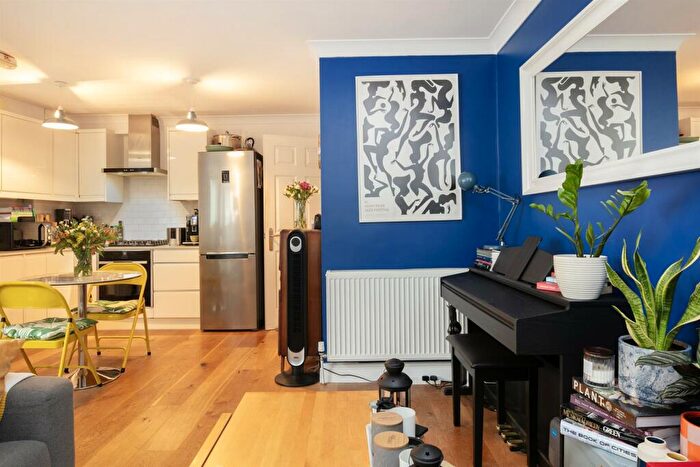 1 Bedroom Flat For Sale In Elmington Road, Camberwell, SE5