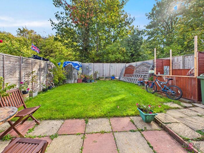 5 Bedroom Semi-Detached House For Sale In Marsh Gardens, Cheltenham, GL51