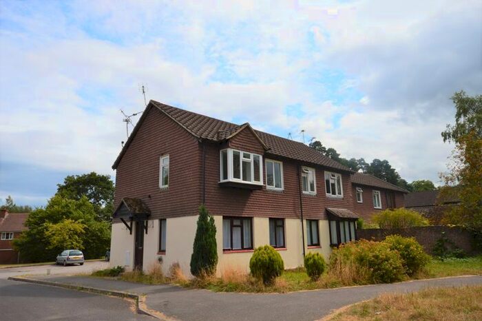 1 Bedroom Flat To Rent In Grafton Close, Whitehill, Bordon, GU35