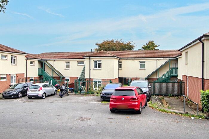 2 Bedroom Flat For Sale In Hawkshead Drive, Bradford, BD5