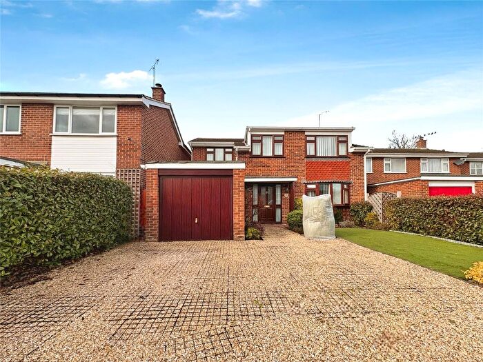 3 Bedroom Detached House For Sale In The Gallop, Yateley, GU46