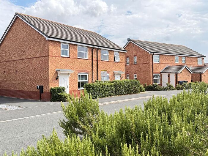 3 Bedroom Semi-Detached House For Sale In Yew Tree Way, Barford, Warwick, CV35