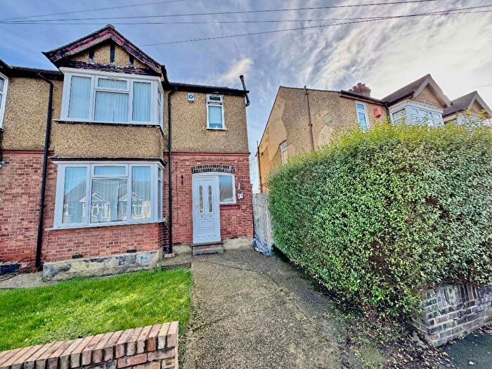 3 Bedroom Semi-Detached House For Sale In Rutland Crescent, Luton, LU2