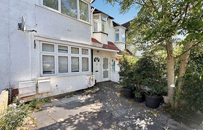 2 Bedroom Flat For Sale In Hale Grove Gardens, London, NW7