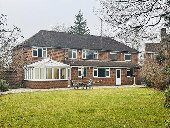 5 Bedroom Detached House To Rent In Glen Way, Watford, WD17