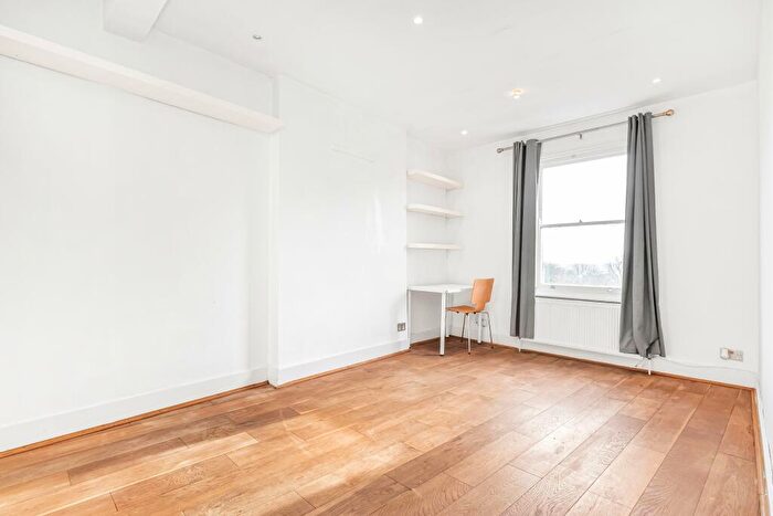 2 Bedroom Flat For Sale In Cheverton Road, Archway, London, N19