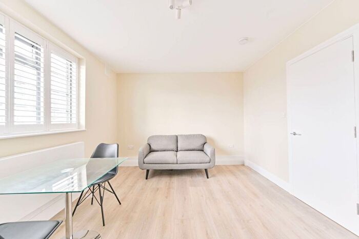 2 Bedroom Flat To Rent In Wandsworth Road, Nine Elms, London, SW8