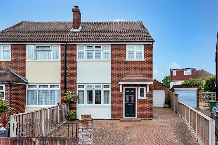 3 Bedroom Semi-detached House For Sale In Chessholme Road, Ashford, TW15