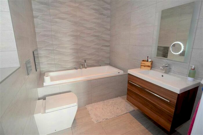 3 Bedroom Flat To Rent In Bramcote Grove, London, SE16