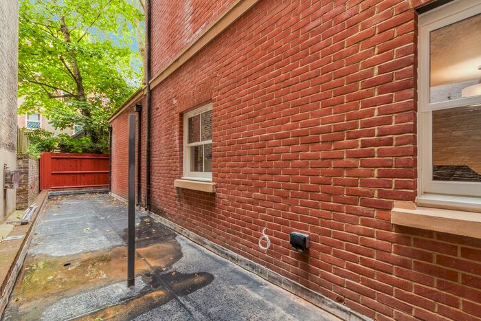 2 Bedroom Flat To Rent In Earls Court Road, London, SW5