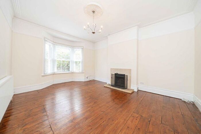 5 Bedroom Property To Rent In West Grove, Walton, KT12