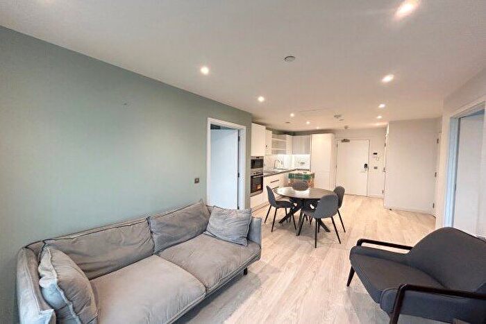 2 Bedroom Flat To Rent In Holdenhurst Road, Bournemouth, BH8