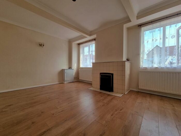 3 Bedroom Detached House To Rent In Slough, Berkshire, SL2