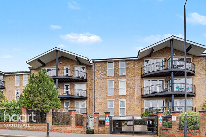 2 Bedroom Apartment For Sale In Aldermans Hill, London, N13