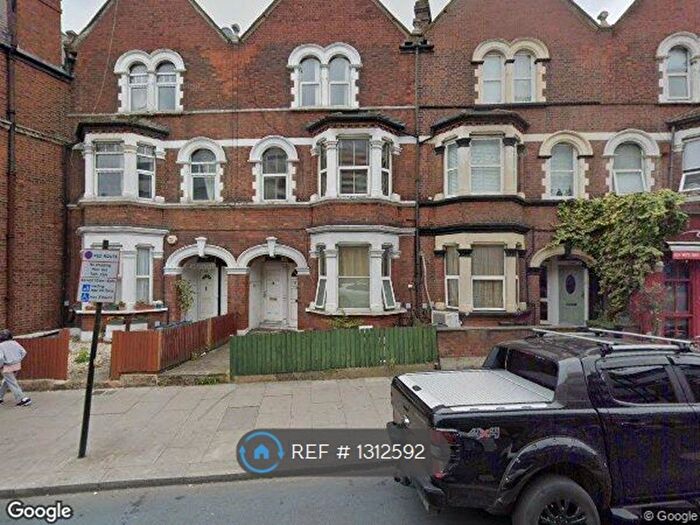 3 Bedroom Flat To Rent In Tooting High Street, London, SW17