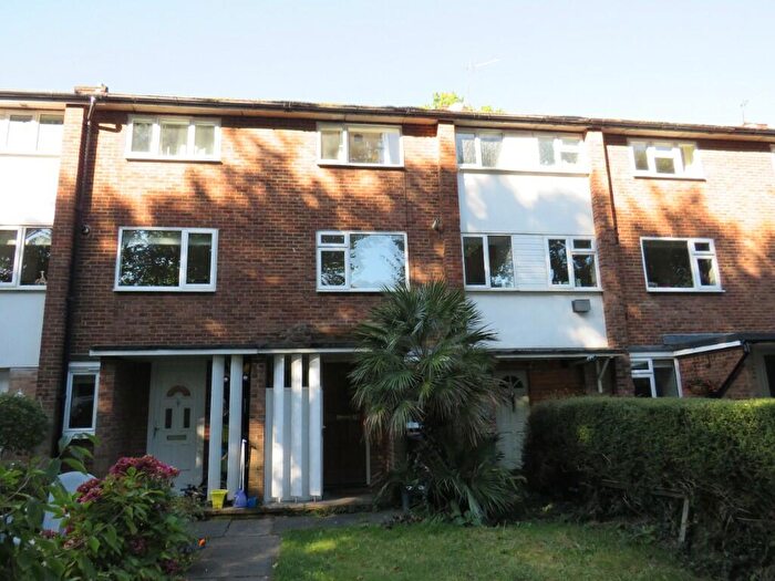 2 Bedroom Maisonette To Rent In Bond Gardens, Wallington, Surrey, SM6