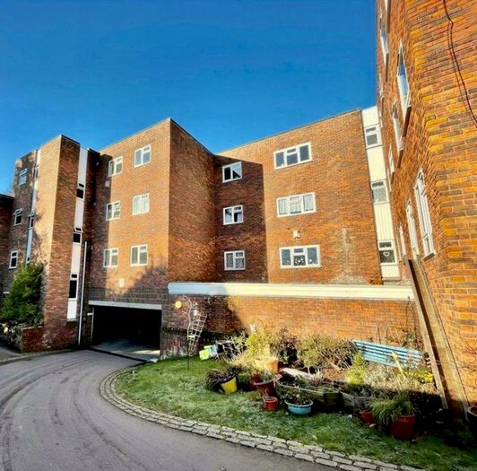 2 Bedroom Flat To Rent In Beautifully Presented Two Bedroom Apartment - Branksome Wood Road, BH4