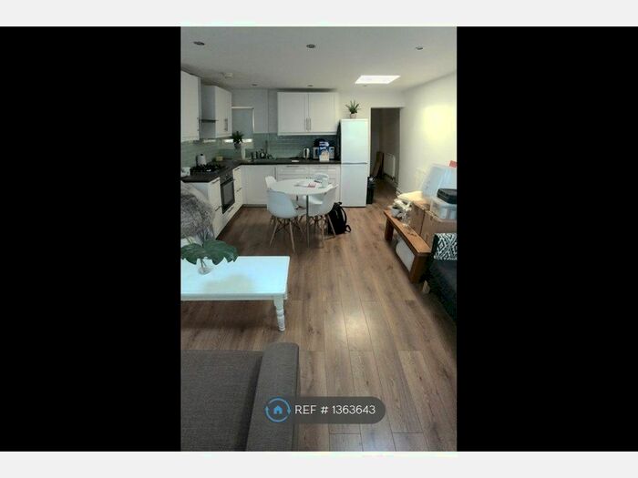 3 Bedroom Flat To Rent In Landor Road, London, SW9