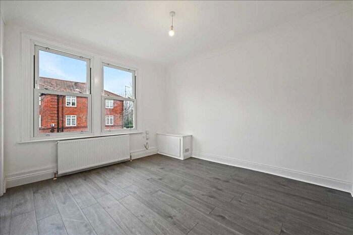 2 Bedroom Flat To Rent In Garratt Lane, London, SW17