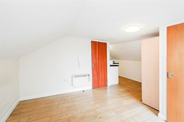 Studio To Rent In Eastern Road, Romford, RM1