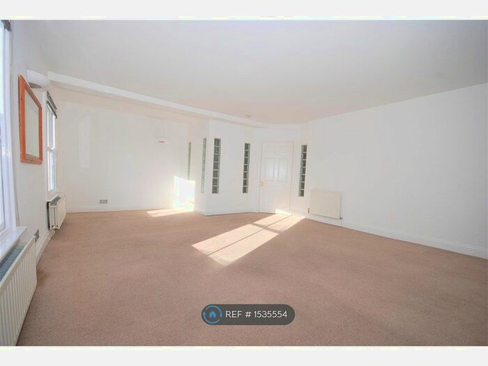 3 Bedroom Flat To Rent In Portland Place West, Leamington Spa, CV32