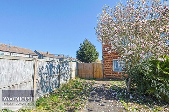 2 Bedroom Maisonette For Sale In Royal Avenue, Waltham Cross, EN8