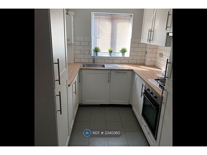 3 Bedroom Terraced House To Rent In Hewison Street, Bow London, E3