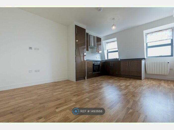 2 Bedroom Flat To Rent In Quest House, Hounslow, TW3