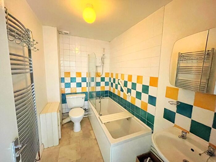 2 Bedroom Flat To Rent In Chickerell Road, Weymouth, Dorset, DT4