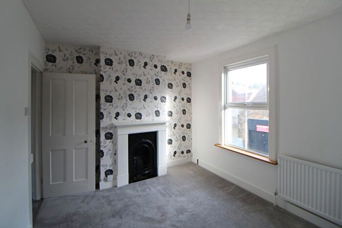 2 Bedroom End Of Terrace House To Rent In Edinburgh Road, Chatham, ME4