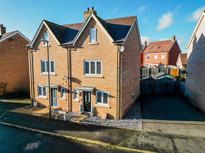 3 Bedroom Semi Detached House For Sale In Lakeland Drive, Aylesbury, HP18