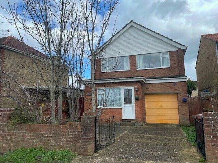 3 Bedroom Detached House To Rent In Rosebery Road, Chatham, Kent, ME4