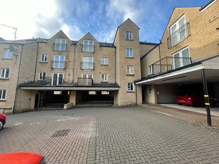 2 Bedroom Flat For Sale In West View, Boothtown, Halifax, HX3