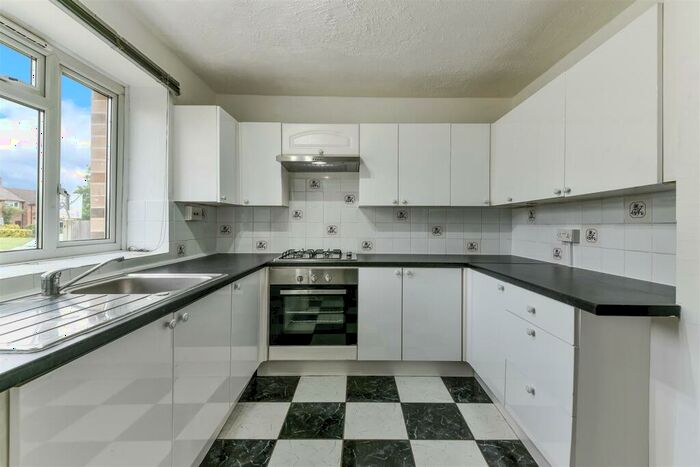 2 Bedroom Flat To Rent In Hatch Gardens, Tadworth, KT20