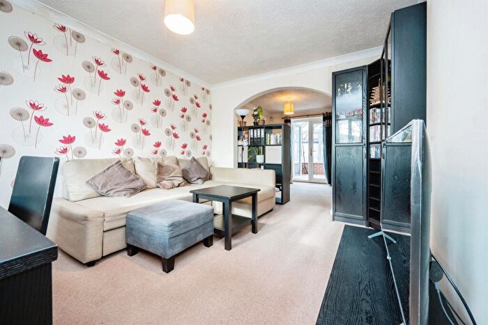 3 Bedroom Detached House For Sale In Dulverton Drive, Furzton, Milton Keynes, MK4