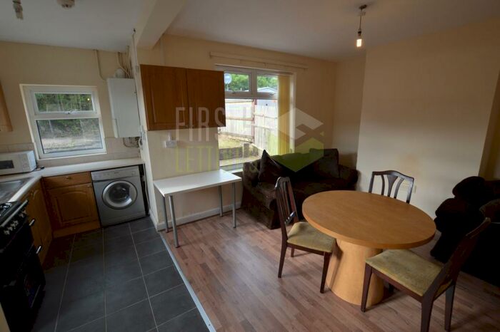 3 Bedroom Semi-Detached House To Rent In Westbury Road, Leicester, LE2