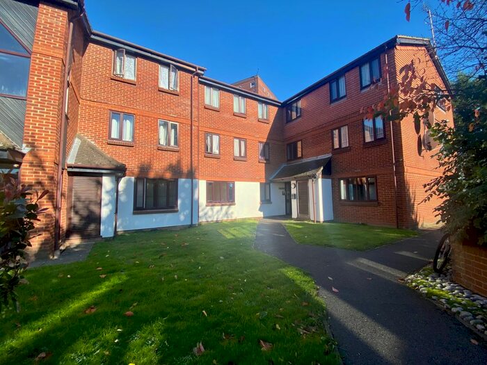 1 Bedroom Flat To Rent In Gade Close, Hayes, UB3