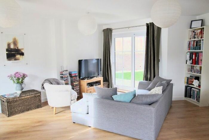 1 Bedroom Flat To Rent In Eden Road, Dunton Green, TN14