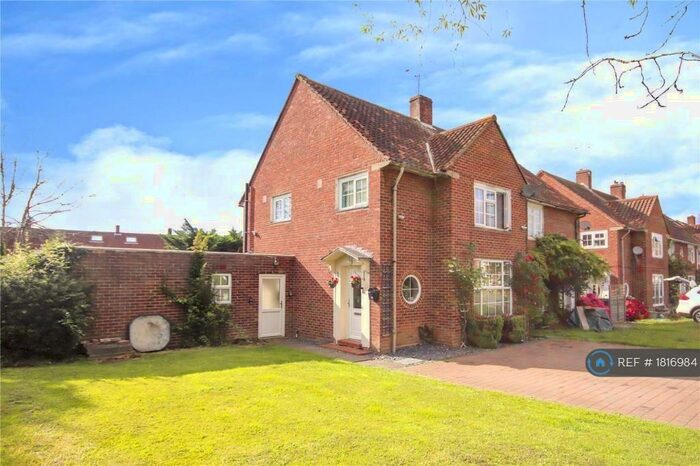 3 Bedroom Semi-Detached House To Rent In Clintons Green, Bracknell, RG42