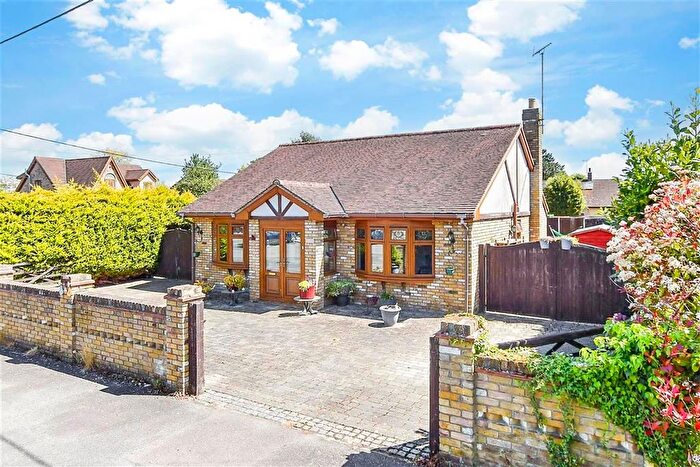 4 Bedroom Chalet For Sale In Oak Avenue, Wickford, Essex, SS11