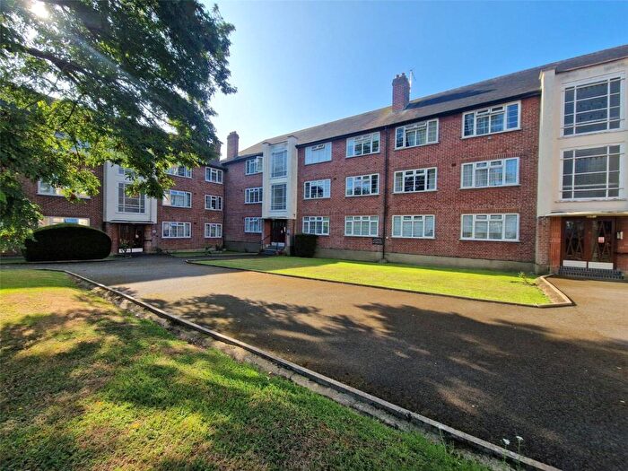 2 Bedroom Apartment To Rent In Friern Park, North Finchley, London, N12
