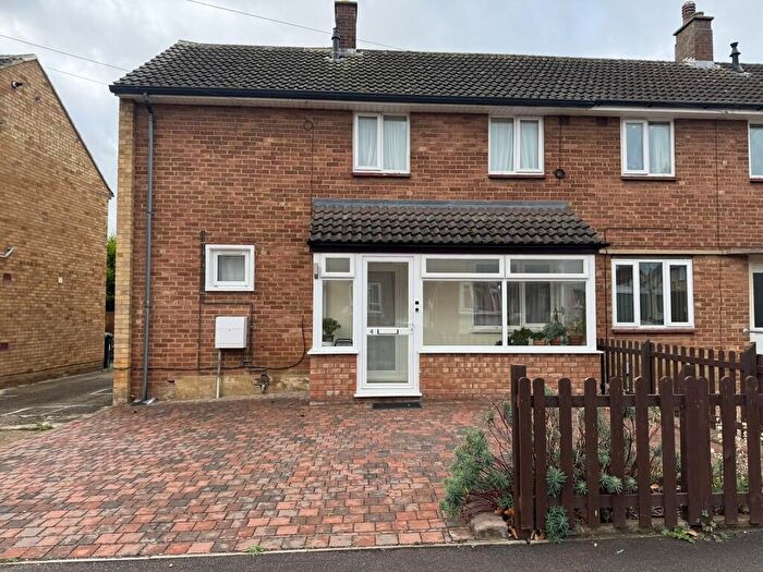 3 Bedroom Semi Detached House For Sale In Playfield Close, Biggleswade, SG18