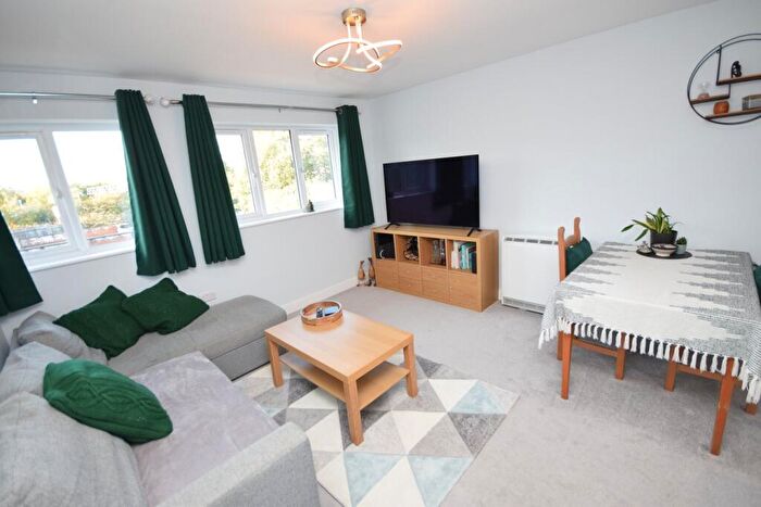 1 Bedroom Apartment For Sale In Weydon Lane, Farnham, Surrey, GU9
