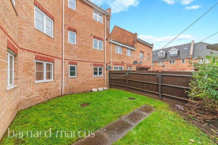 2 Bedroom Flat For Sale In Chestnut Grove, London, SE20