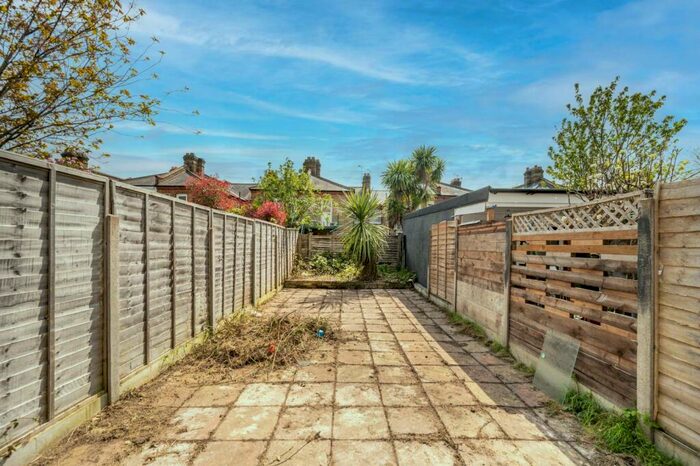 2 Bedroom Flat To Rent In Walpole Road, Walthamstow, London, E17