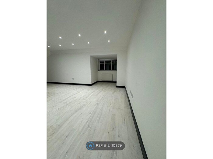 2 Bedroom Flat To Rent In Cliff Gardens, Scunthorpe, DN15