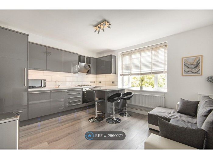 3 Bedroom Flat To Rent In Clapham Common, London, SW4