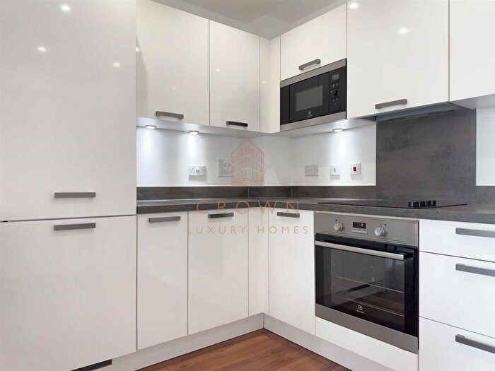 2 Bedroom Flat To Rent In Blondin Way, London, SE16